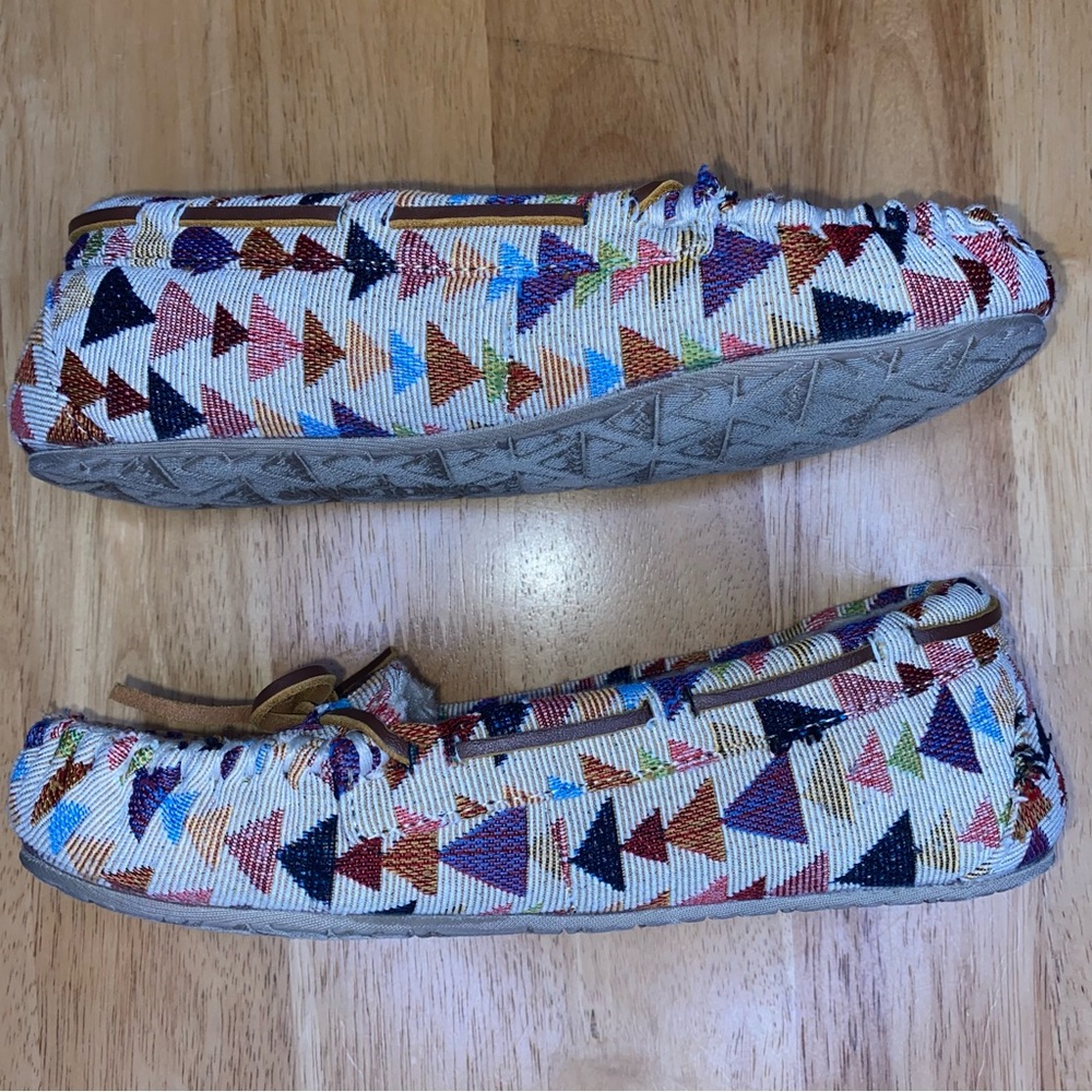 SOLD✨Minnetonka Size 6 Lodge Trapper Colorful Moccasins - Picture 3 of 7